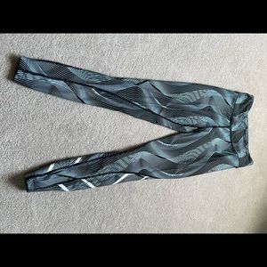 2xu compression leggings size. Xs